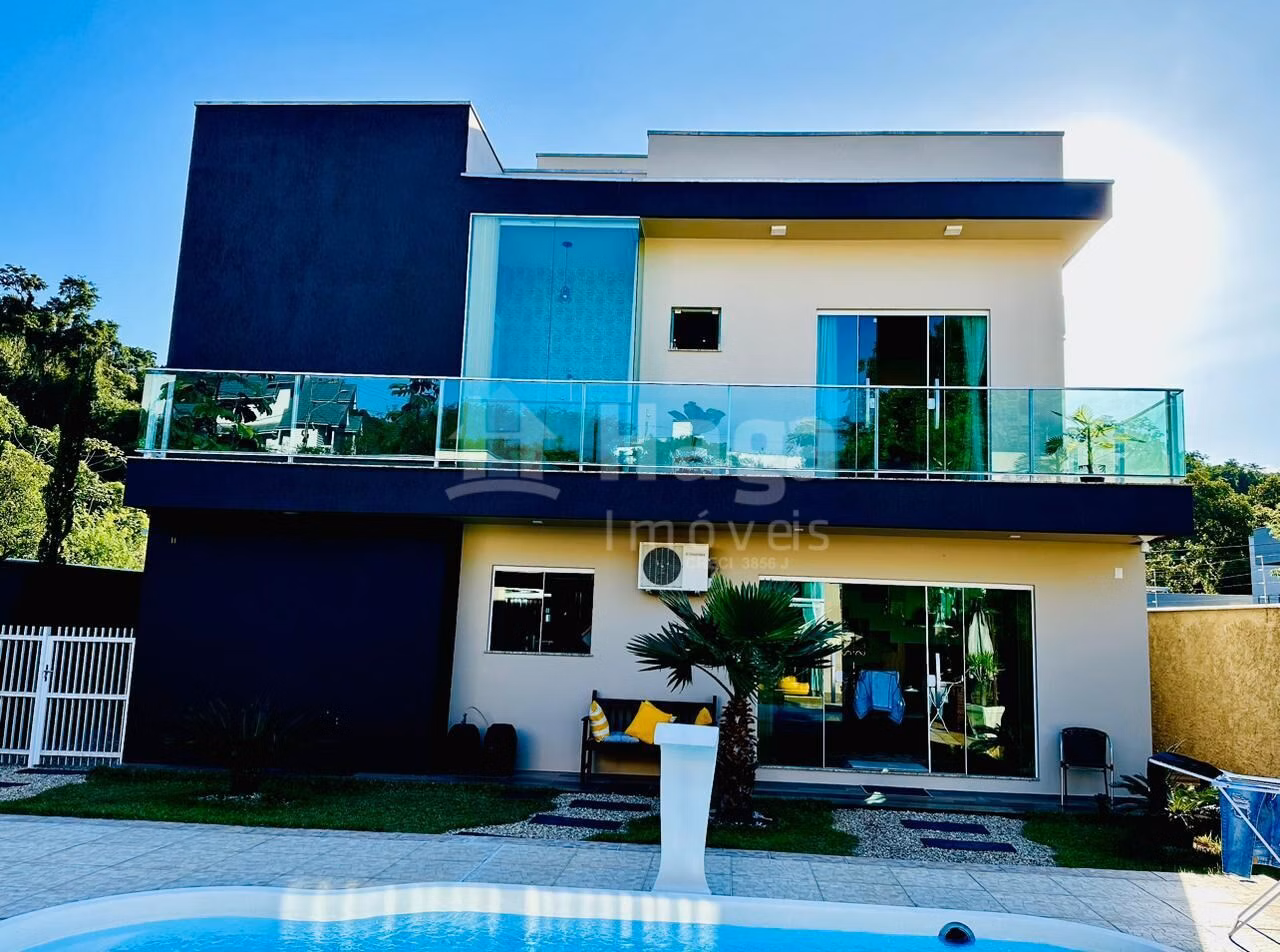 Casa de 700 m² em Brusque, SC