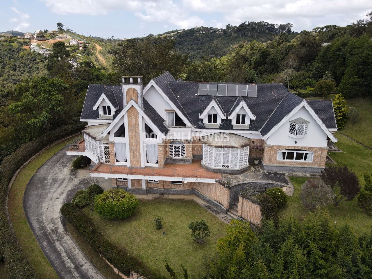 Casa de 3.370 m² em Campos do Jordão, SP