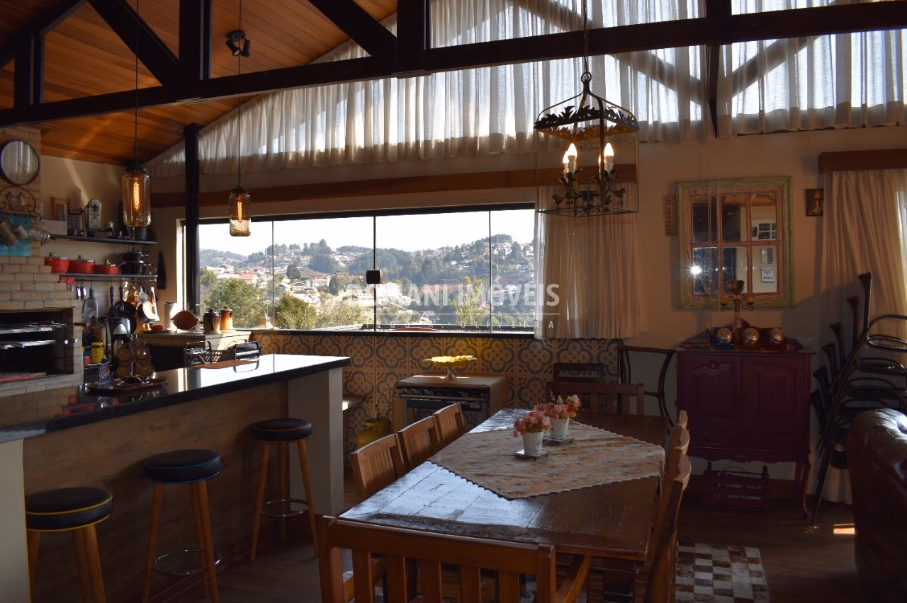 Casa de 1.120 m² em Campos do Jordão, SP