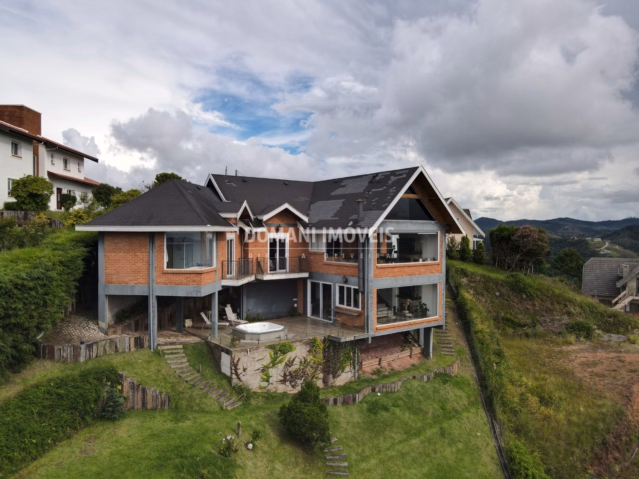 Casa de 1.130 m² em Campos do Jordão, SP