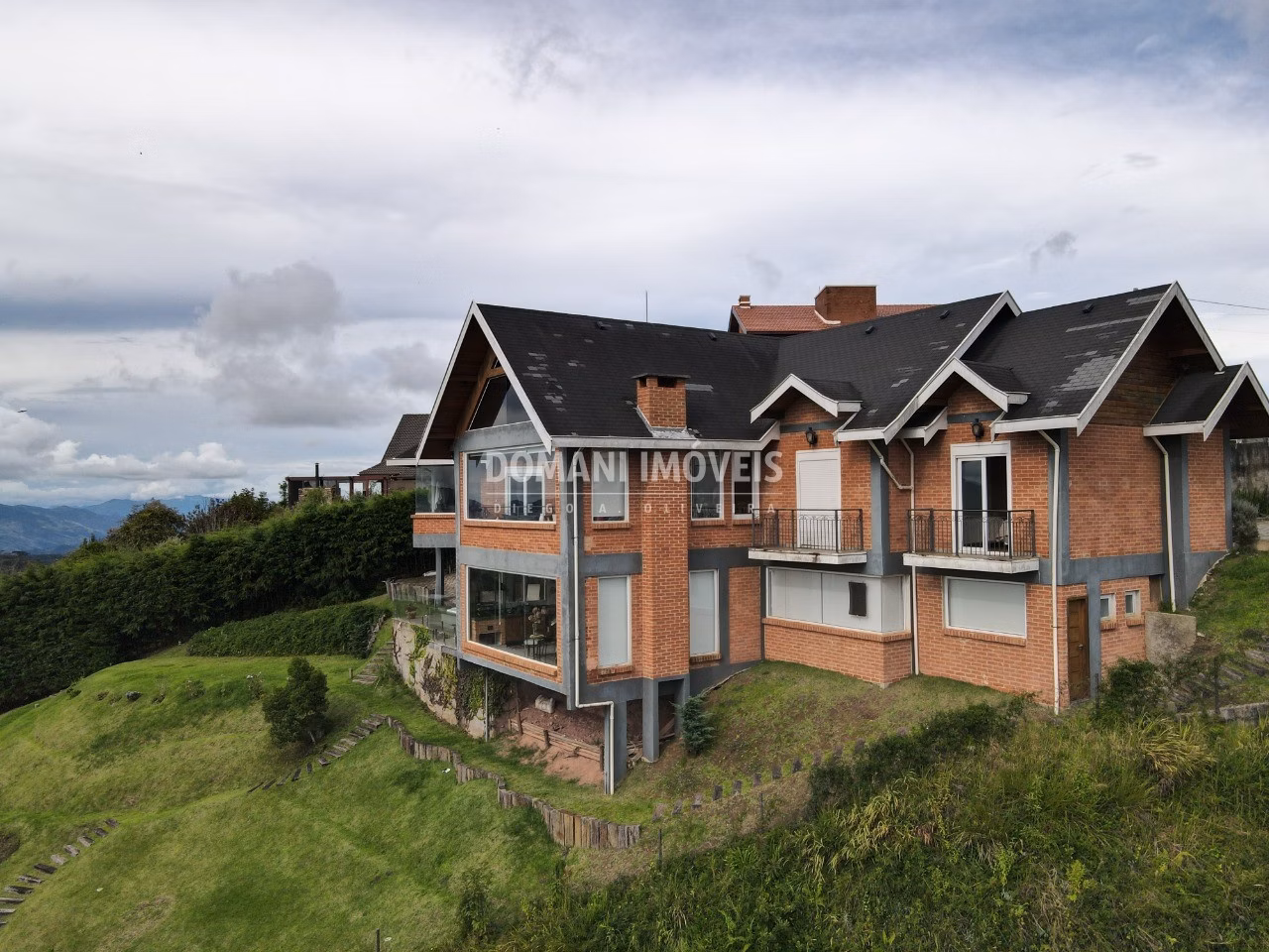 Casa de 1.130 m² em Campos do Jordão, SP